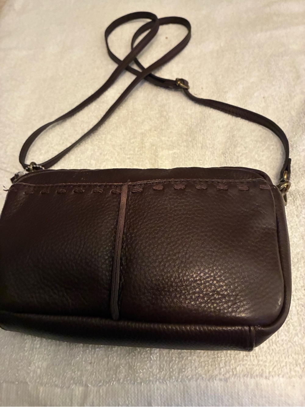 Pre-owned The Sak Dark Brown Leather Crossbody Bag with logo charm.
